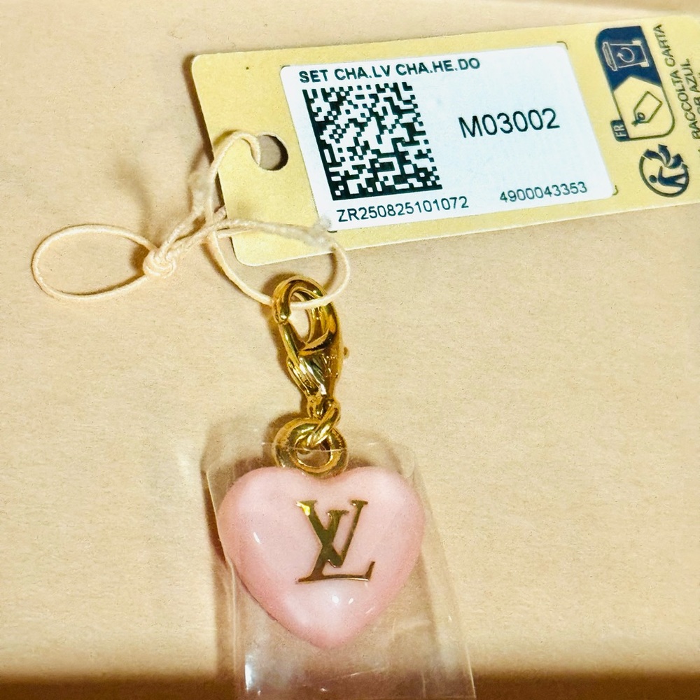 Louis Vuitton Pink Heart Charm with Gold LV Details and clasp New with tags - Picture 7 of 9